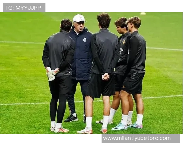 皇马留守8名一线队球员与卡斯蒂亚队员共同训练提升默契